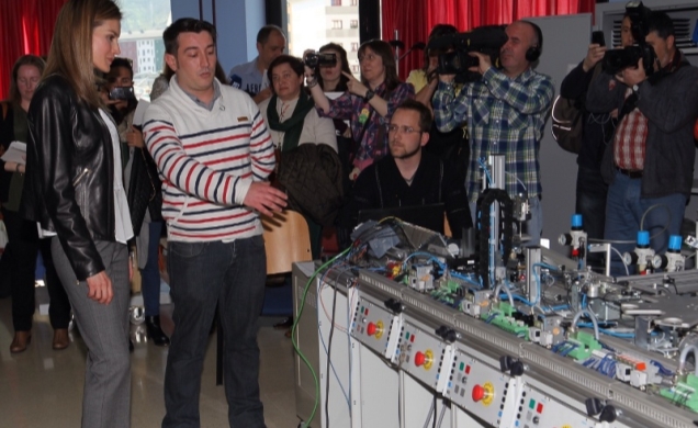 Doña Letizia durante su visita al Centro "Mantenimiento y Servicios a la Producción", en el taller de Mecatrónica